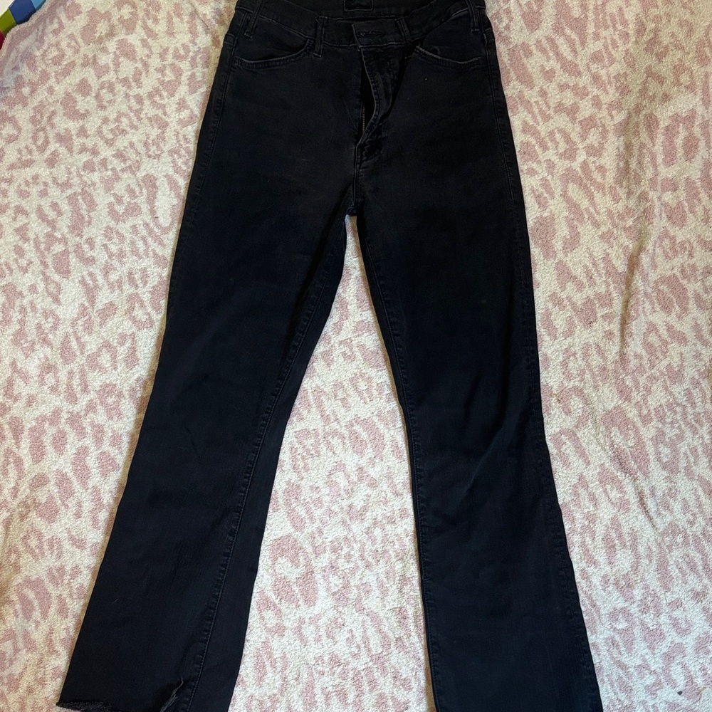 MOTHER The Hustler Fray Jeans in Black - Picture 2 of 8